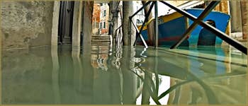 Acqua Alta Venise : L'eau du rio de Ca' Widmann sous le Sotoportego del Magazen, dans le Sestier du Cannaregio à Venise.