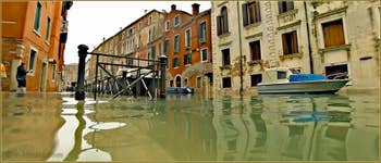Acqua Alta Venise : Le rio et la Fondamenta San Severo, impossible à distinguer l'un de l'autre ! Dans le Sestier du Castello à Venise.