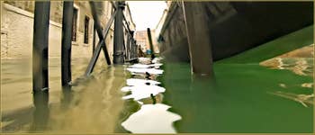 Acqua Alta Venise : Gondole amarrée sur rio de San Severo, dans le Sestier du Castello à Venise.