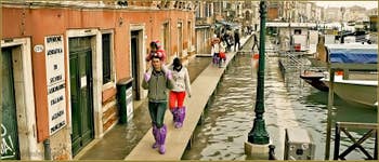 Acqua Alta Venise : Sur les épaules de papa, Riva del Carbon, dans le Sestier de Saint-Marc à Venise.