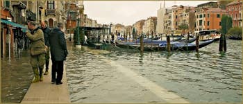 Acqua Alta Venise : On papote, comme si l'eau n'existait pas, Riva del Carbon, dans le Sestier de Saint-Marc à Venise.