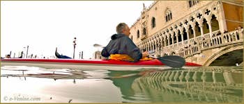 Acqua Alta Venise : Venise sur mer, une image insolite d'un kayak, le seul encore capable de passer sous le pont de la Paille, devant le Palais des Doges à Venise.
