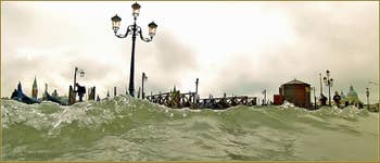 Acqua Alta Venise : Les vagues sur le Molo San Marco, dans le Sestier de Saint-Marc à Venise.