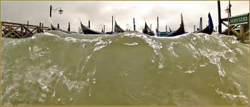 Acqua Alta Venise : Les vagues sur le Molo San Marco, dans le Sestier de Saint-Marc à Venise.