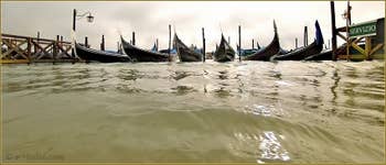 Acqua Alta Venise : Gondoles à la fête dans les vagues du Molo San Marco, dans le Sestier de Saint-Marc à Venise.
