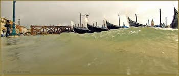 Acqua Alta Venise : Gondoles à la fête dans les vagues du Molo San Marco, dans le Sestier de Saint-Marc à Venise.