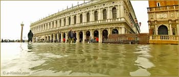 Acqua Alta Venise : La bibliothèque Marciana, sur la Piazzetta San Marco à Venise.