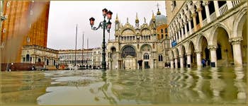 Acqua Alta Venise : La Piazzetta San Marco avec à gauche, la bibliothèque Marciana, au fond la Basilique Saint-Marc et à droite, le Palais des Doges à Venise.
