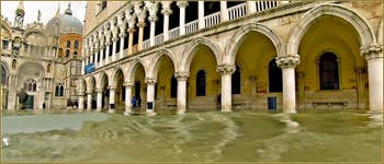 Acqua Alta Venise : La Piazzetta San Marco devant la Basilique Saint-Marc à Venise.