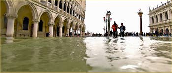 Acqua Alta Venise : La Piazzetta San Marco devant la Basilique Saint-Marc à Venise.