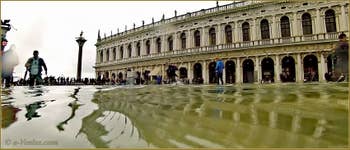 Acqua Alta Venise : La bibliothèque Marciana, sur la Piazzetta San Marco à Venise.