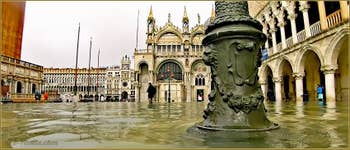 Acqua Alta Venise : La Piazzetta San Marco avec à gauche, le Campanile de Saint-Marc, au fond la Basilique Saint-Marc et à droite, le Palais des Doges à Venise.