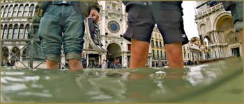 Acqua Alta Venise : A la plage sur la Piazza San Marco ! Dans le Sestier de Saint-Marc à Venise.