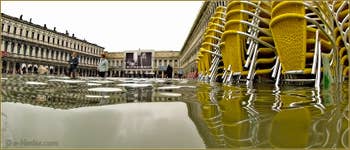 Acqua Alta Venise : Chaises et tables empilées sur la place Saint-Marc, dans le Sestier de San Marco à Venise.