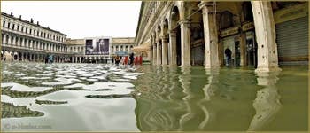 Acqua Alta Venise : Le lac devant les  Procuratie Vechie sur la Piazza San Marco, dans le Sestier de Saint-Marc à Venise.