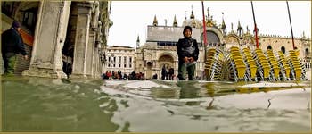 Acqua Alta Venise : La Piazza San Marco transformée en lac, dans le Sestier de Saint-Marc à Venise.
