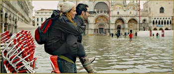 Acqua Alta Venise : La Piazza San Marco transformée en lac, “qu'à cela ne tienne, j'ai mon chéri pour me porter !” Dans le Sestier de Saint-Marc à Venise.