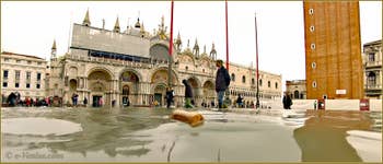 Acqua Alta Venise : La Piazza San Marco transformée en lac, au fond, la Basilique Saint-Marc, dans le Sestier de San Marco à Venise.