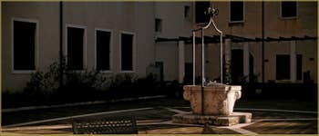 Le puits de l'ancien couvent Santa Giustina, un puits datant probablement du XVe-XVIe siècle. Le couvent fut d'abord transformé en école militaire avant de devenir en 1924, le lycée Scientifique G.B. Benedetti, dans le Sestier du Castello à Venise.