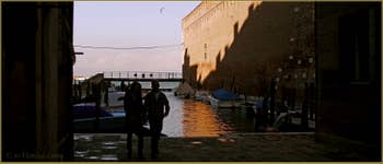 Le Bacinetto de la Celestia, sur le Riello de l'Arsenale, au fond, la lagune nord de Venise, dans le Sestier du Castello à Venise.