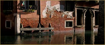 Les reflets du palazzo Celsi - Dona' à l'angle des rii de le Gorne et dei Scudi - Santa Ternita, dans le Sestier du Castello à Venise.