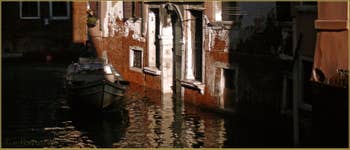 Les reflets du palazzo Celsi - Dona' à l'angle des rii de le Gorne et dei Scudi - Santa Ternita, dans le Sestier du Castello à Venise.