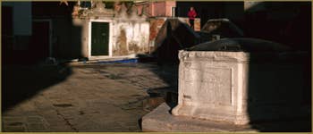 Détail du puits du Campo Santa Ternita, datant de 1526, dans le Sestier du Castello à Venise.