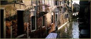 Le rio dei Scudi Santa Ternita, vu depuis le pont de la Scoazzera, dans le Sestier du Castello à Venise.