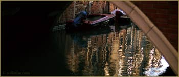 Reflets sur le rio dei Scudi Santa Ternita, sous le pont de la Scoazzera, dans le Sestier du Castello à Venise.