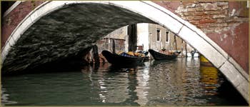 Reflets sous le pont de la Fava, dans le Sestier du Castello à Venise.