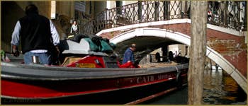 Barque de transport sous le pont de la Fava, dans le Sestier du Castello à Venise.
