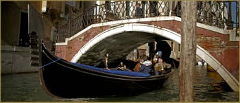 Gondole sous le pont de la Fava, ça passe tout juste ! Dans le Sestier du Castello à Venise.