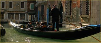 Gondole sur le rio de la Fava, à droite, le palazzo Giustiniani Faccanon, dans le Sestier de Saint-Marc à Venise.