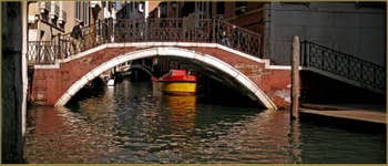 Reflets sous le pont de la Fava, dans le Sestier du Castello à Venise.