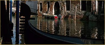 Gondole sur le rio de la Fava, frontière entre les Sestieri de San Marco à gauche, et du Castello à Venise.
