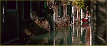 Reflets sur le rio de la Verona, dans le Sestier de Saint-Marc à Venise.