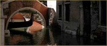 Gondole sous le pont Storto, sur le rio de le Veste - Fenice, dans le Sestier de Saint-Marc à Venise.