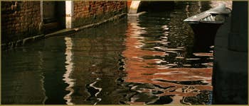 Reflets sur le rio de la Pergola-Pesaro, dans le Sestier de Santa Croce à Venise.