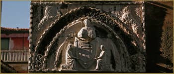 Au-dessus du pont del Forno, sur le palazzo Agnus Dei, se trouve ce tympan avec un ange et un blason qui datent du XVe siècle. La frise daterait quant à elle du XIVe siècle, dans le Sestier de Santa Croce à Venise.