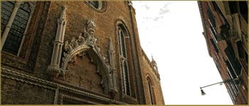 Le superbe portail de l'église Santo Stefano, de style Gothique, réalisé de 1438 à 1442, probablement par le sculpteur vénitien Bartolomeo Bon, dans le Sestier de Saint-Marc à Venise.