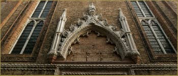 Le portail de l'église Santo Stefano, dans le Sestier de Saint-Marc à Venise.