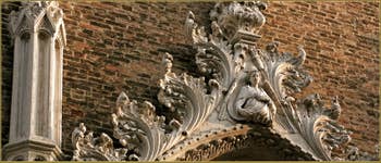 Détails du portail de l'église Santo Stefano, dans le Sestier de Saint-Marc à Venise.