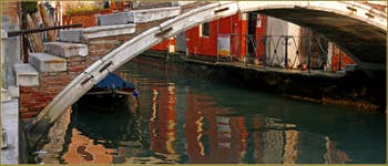 Reflets sous le pont Chiodo, dernier exemple d'un pont sans parapets à Venise, un pont privé qui date du XVIIe siècle, sur le rio de San Felice, dans le Sestier du Cannaregio à Venise