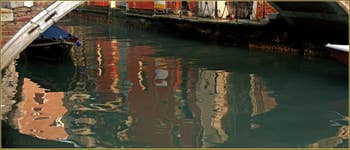 Reflets sous le pont Chiodo, dernier exemple d'un pont sans parapets à Venise, un pont privé qui date du XVIIe siècle, sur le rio de San Felice, dans le Sestier du Cannaregio à Venise.