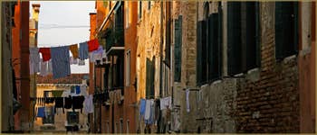 Lessive vénitienne au-dessus du rio de le Torete, dans le Sestier du Cannaregio à Venise.