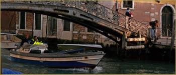Le pont du Ghetto Novo, sur le rio de San Girolamo-Ormesini, le dernier pont de Venise fait par les Autrichiens durant leur occupation, un pont de fonte réalisé par les fonderies Neville en 1865, fonderies qui sont aussi à l'origine du pont de l'Accademia.