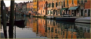 Reflets dorés sur le rio de San Girolamo-Ormesini, le long de la Fondamenta degli Ormesini, au fond, le pont San Girolamo avec, à sa droite le pont Torete, dans le Sestier du Cannaregio à Venise.