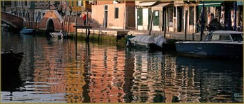 Reflets sur le rio de San Girolamo-Ormesini, le long de la Fondamenta degli Ormesini, au fond, le pont Torete, dans le Sestier du Cannaregio à Venise.