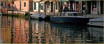 Reflets sur le rio de San Girolamo-Ormesini, le long de la Fondamenta degli Ormesini, au fond, le pont Torete, dans le Sestier du Cannaregio à Venise.