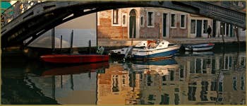 Reflets sur le rio de San Girolamo-Ormesini, sous le pont de Ghetto (ou Gheto) Novo, dans le Sestier du Cannaregio à Venise.